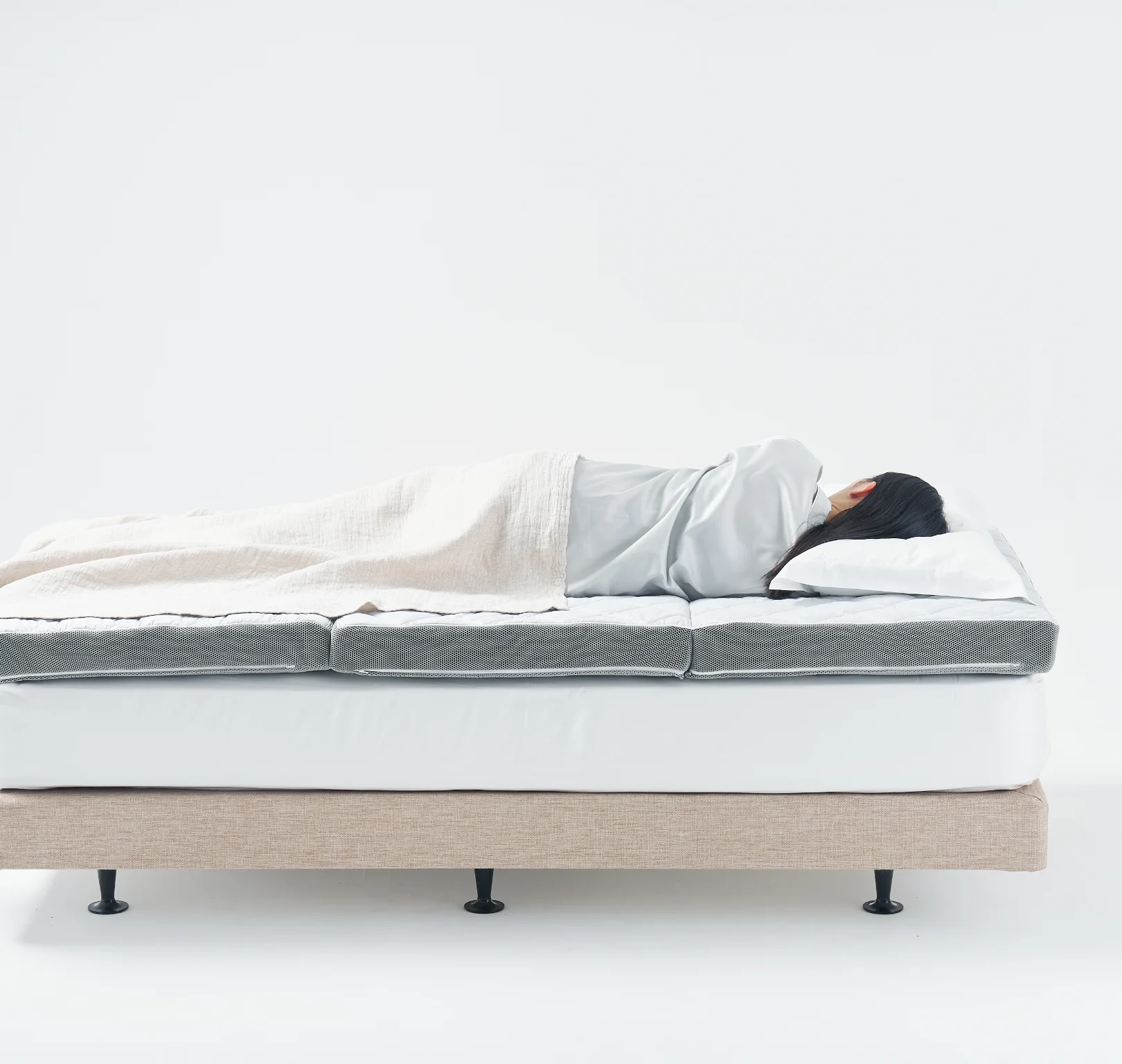 ベッドに重ねた down up で眠る様子