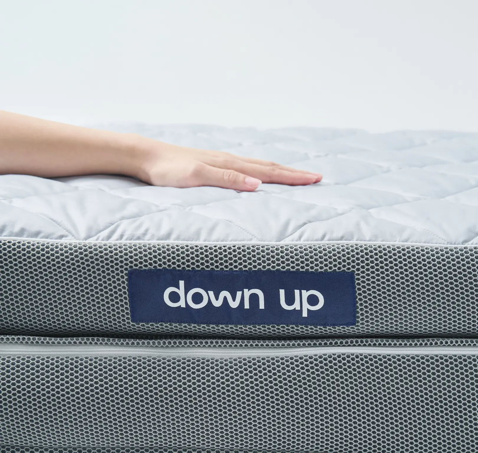 down up のマットレスに手を置いた様子