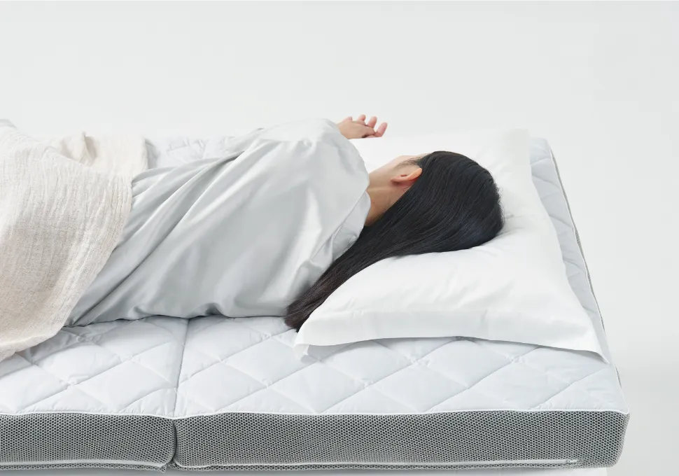 三つ折りタイプで眠る様子